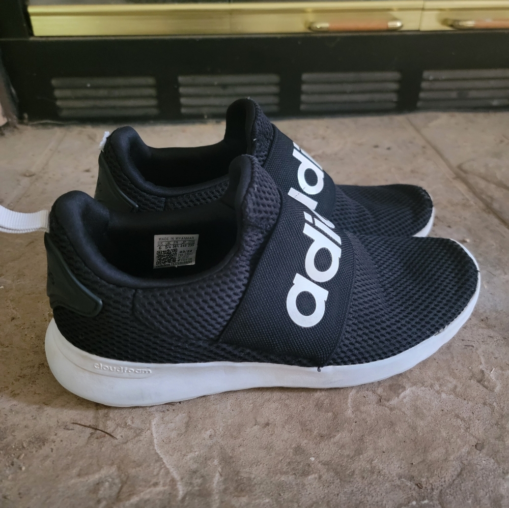 Addidas tennis shoes